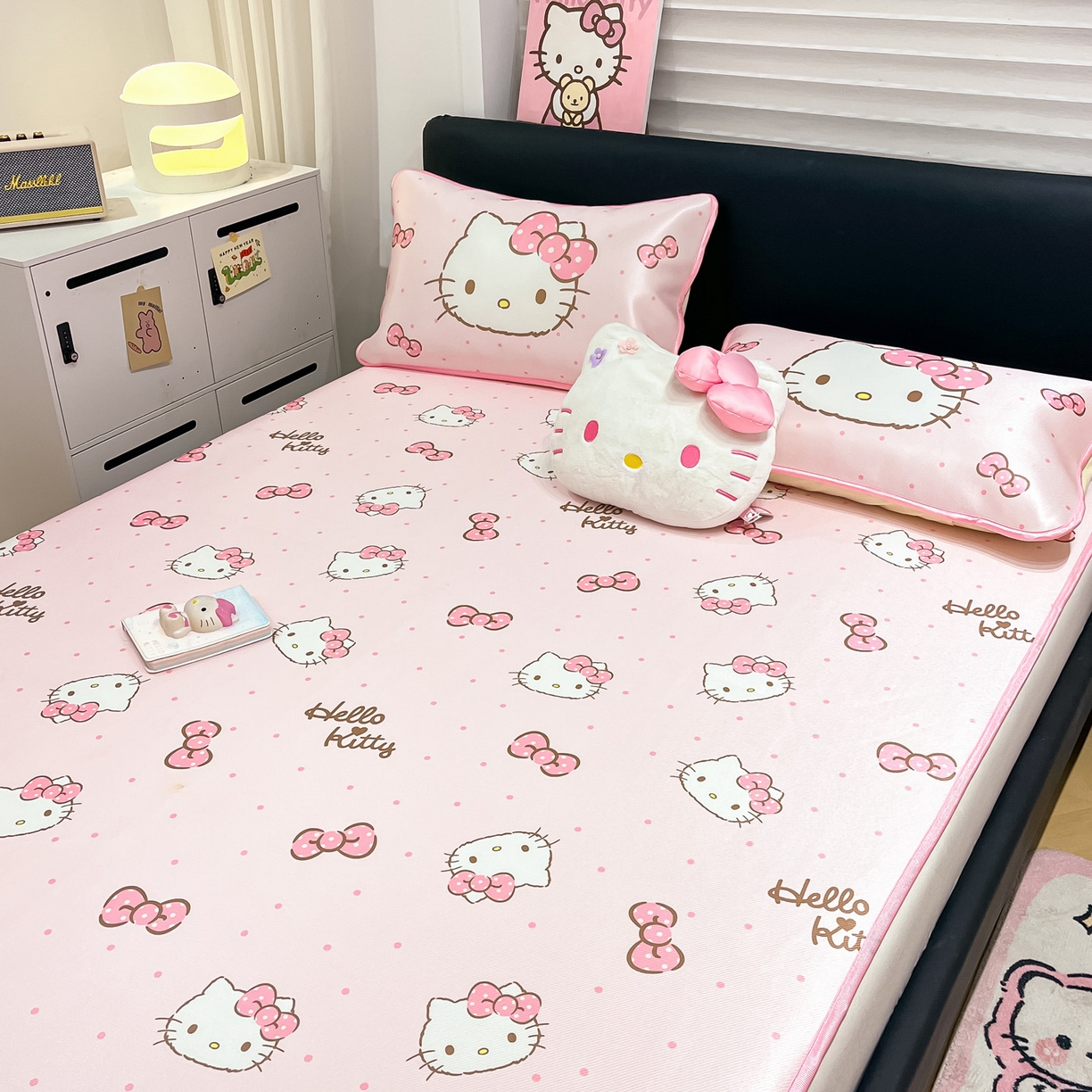 91家纺网 家纺一手货源 找家纺 暮思家居 2026新款三丽鸥正版授权数码印花A类可机洗1200D冰丝凉席三件套平铺款系列 平铺款-可爱KT