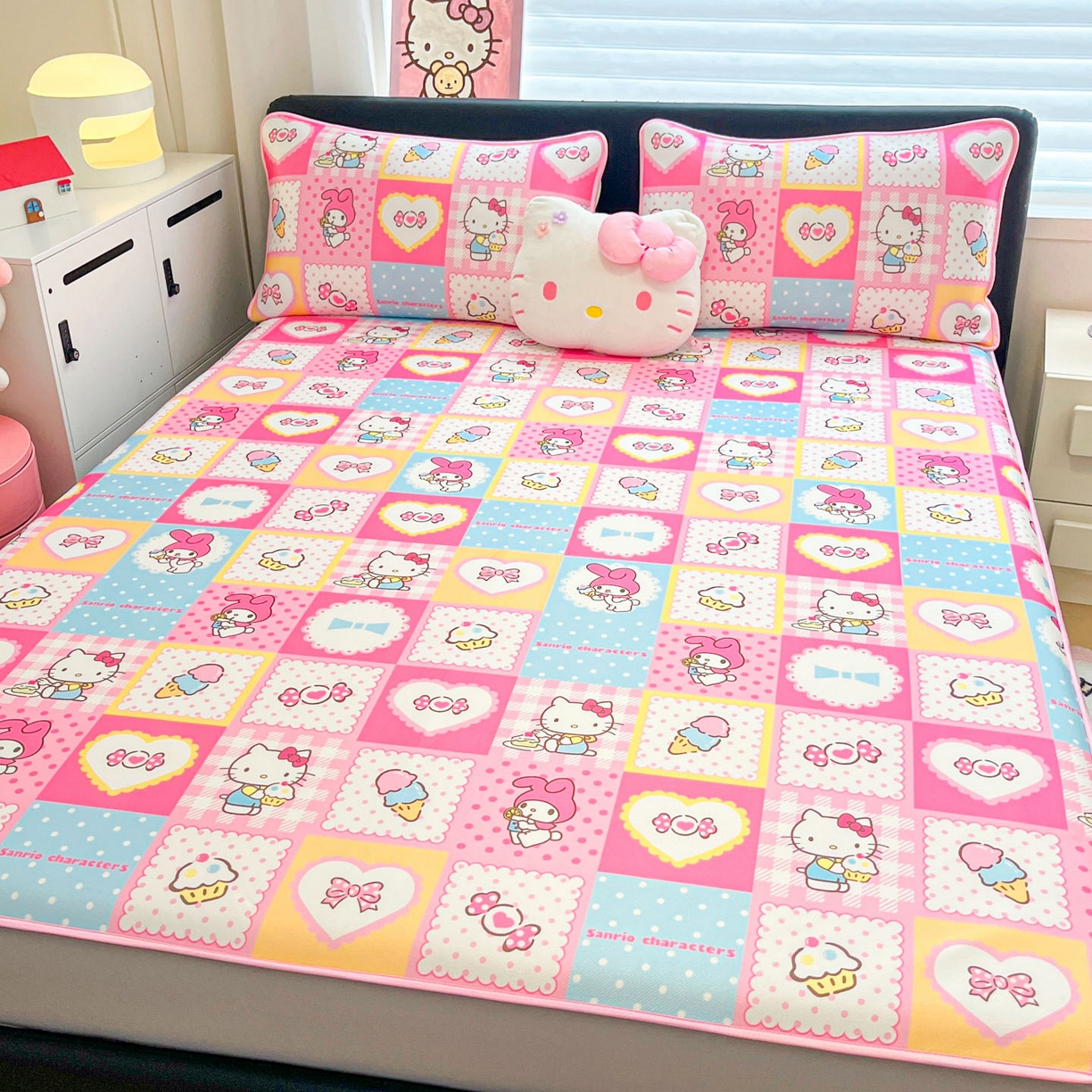 91家纺网 家纺一手货源 找家纺 暮思家居 2026新款三丽鸥正版授权数码印花A类可机洗1200D冰丝凉席三件套平铺款系列 平铺款-KT美乐蒂