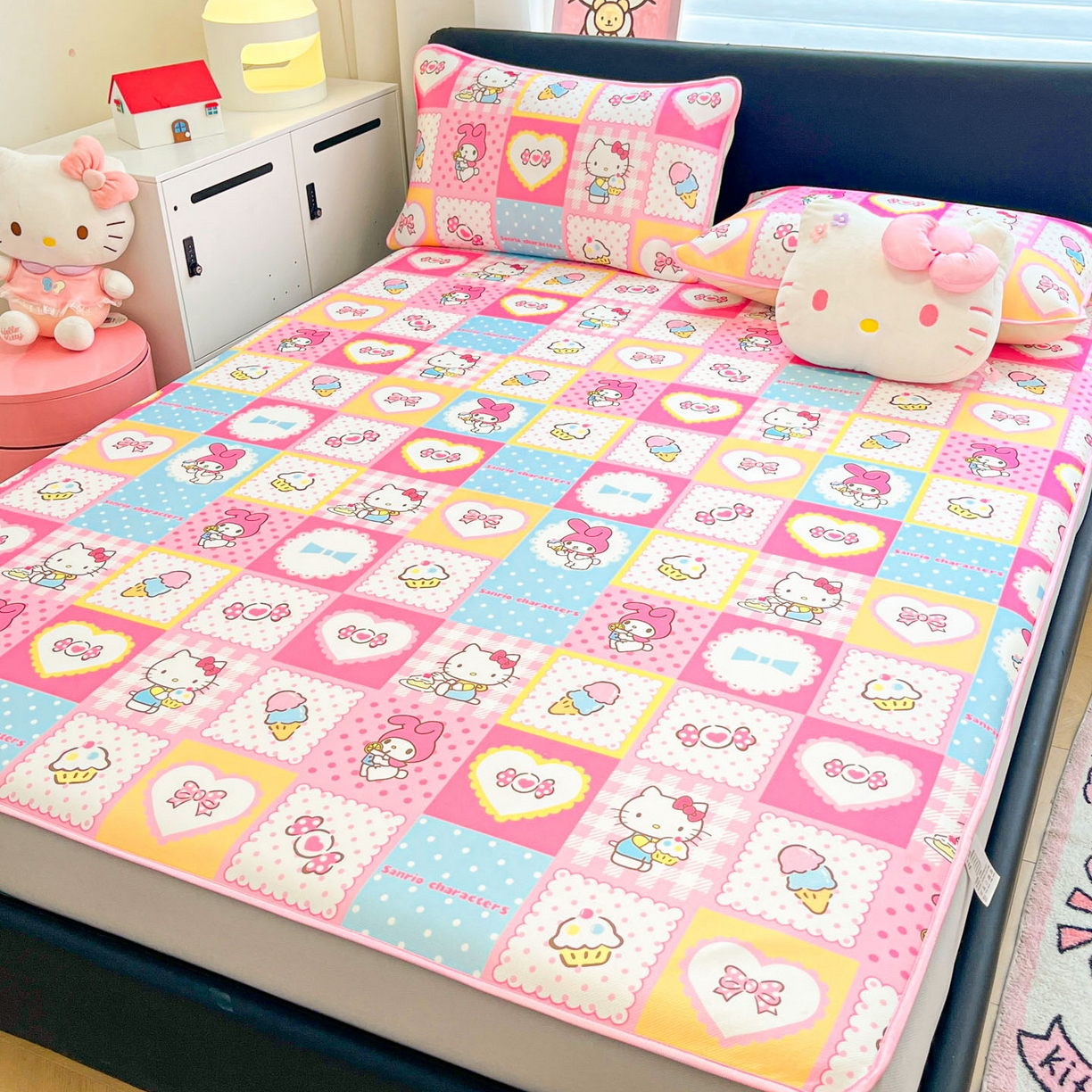 91家纺网 家纺一手货源 找家纺 暮思家居 2026新款三丽鸥正版授权数码印花A类可机洗1200D冰丝凉席三件套平铺款系列 平铺款-KT美乐蒂