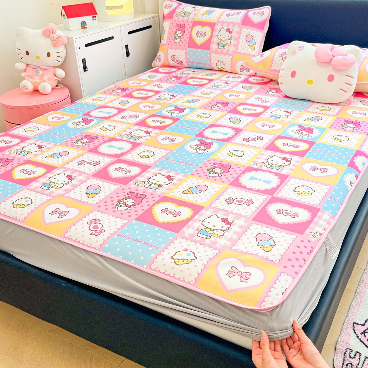 91家纺网 家纺一手货源 找家纺 暮思家居 2026新款三丽鸥正版授权数码印花A类可机洗1200D冰丝凉席三件套平铺款系列 平铺款-KT美乐蒂