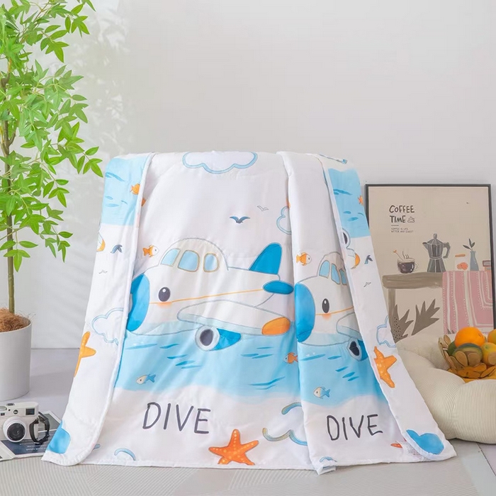 91家纺网 家纺一手货源 找家纺 才森家纺 2026新款亲肤卡通儿童夏被儿童被礼品被赠品直播间热款夏凉被小被子 飞机