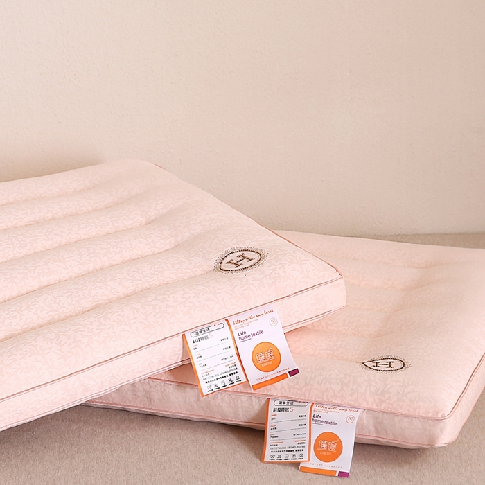 91家纺网 家纺一手货源 找家纺 爱来伊家纺 2026新款提花款低枕 枕头枕芯 桃夭玉露