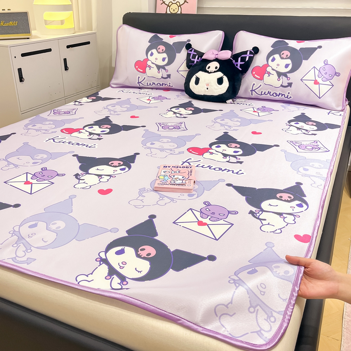 91家纺网 家纺一手货源 找家纺 暮思家居 2026新款三丽鸥正版授权数码印花A类可机洗1200D冰丝凉席三件套平铺款系列 平铺款-巴库库洛米