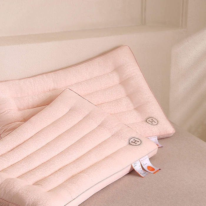 91家纺网 家纺一手货源 找家纺 爱来伊家纺 2026新款提花款低枕 枕头枕芯 桃夭玉露