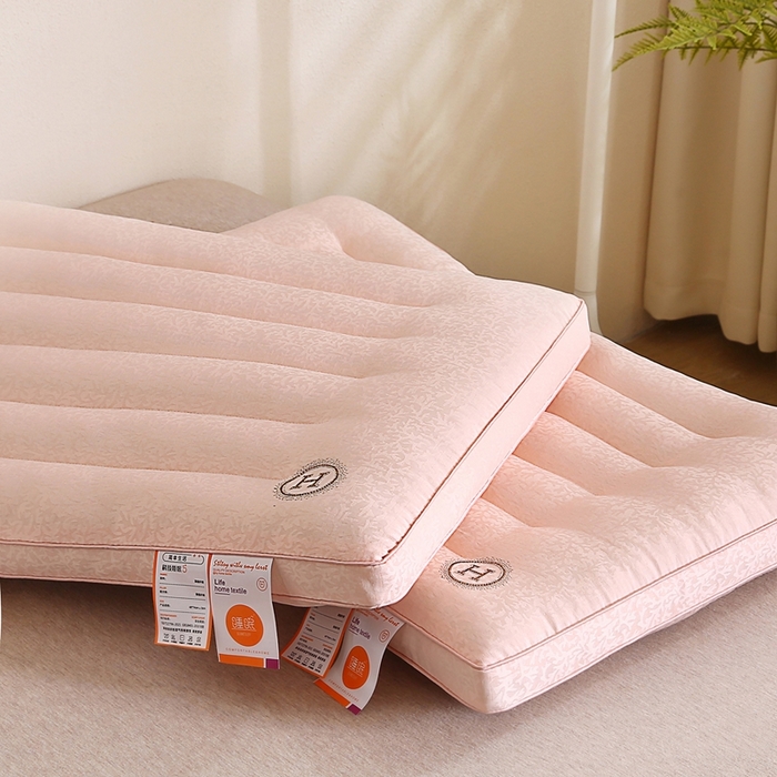 91家纺网 家纺一手货源 找家纺 爱来伊家纺 2026新款提花款低枕 枕头枕芯 桃夭玉露