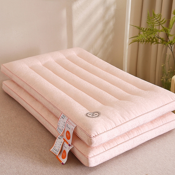 91家纺网 家纺一手货源 找家纺 爱来伊家纺 2026新款提花款低枕 枕头枕芯 桃夭玉露