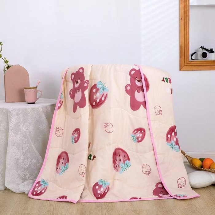 91家纺网 家纺一手货源 找家纺 才森家纺 2026新款亲肤卡通儿童夏被儿童被礼品被赠品直播间热款夏凉被小被子 粉色草莓熊