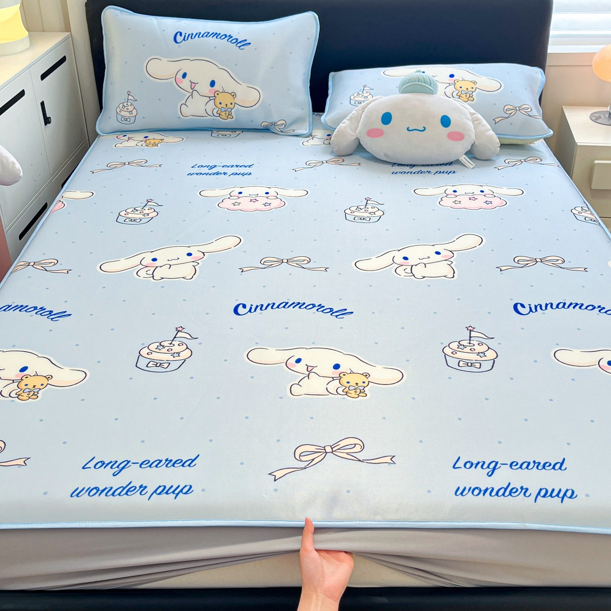 91家纺网 家纺一手货源 找家纺 暮思家居 2026新款三丽鸥正版授权数码印花A类可机洗1200D冰丝凉席三件套平铺款系列 平铺款-点点玉桂狗