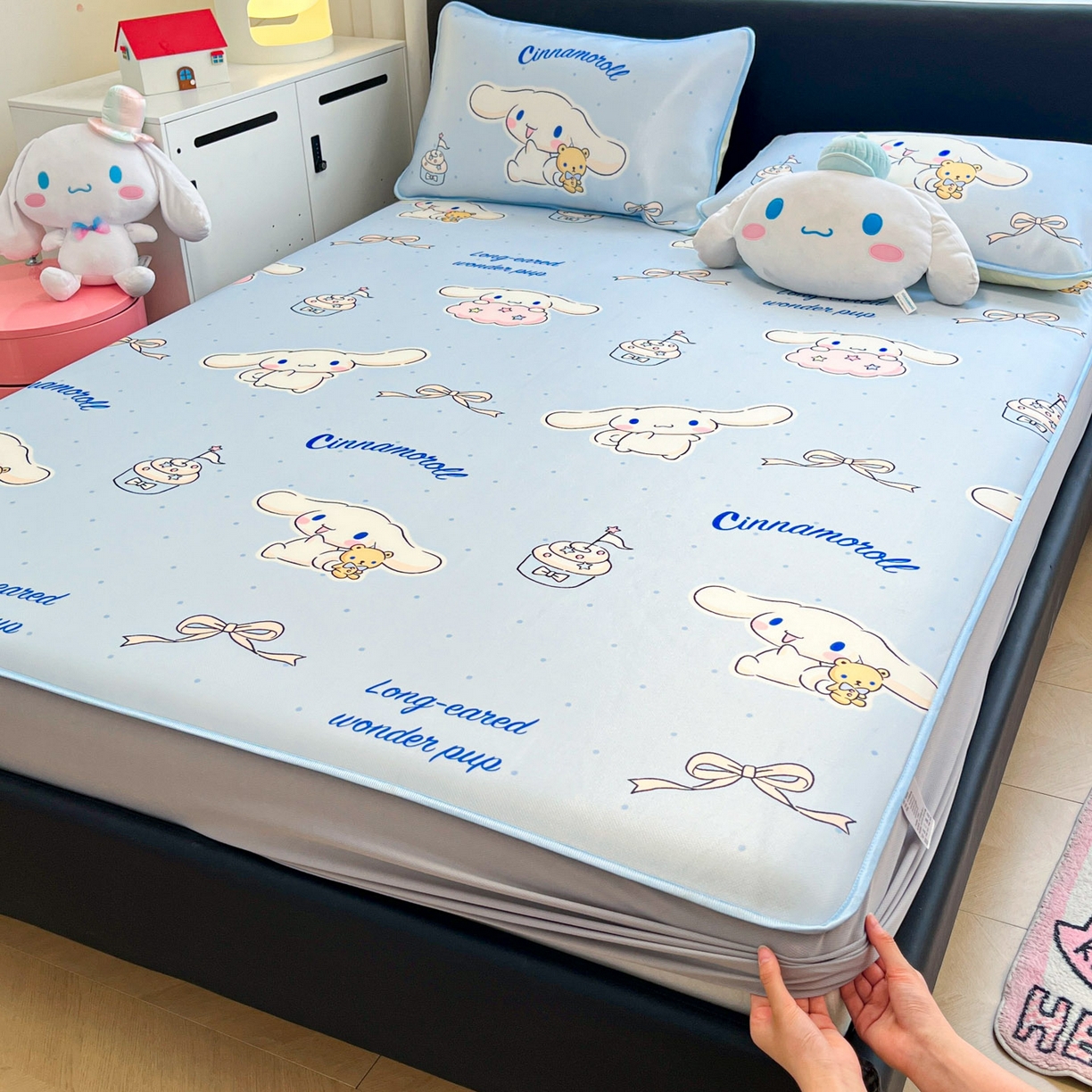 91家纺网 家纺一手货源 找家纺 暮思家居 2026新款三丽鸥正版授权数码印花A类可机洗1200D冰丝凉席三件套平铺款系列 平铺款-点点玉桂狗