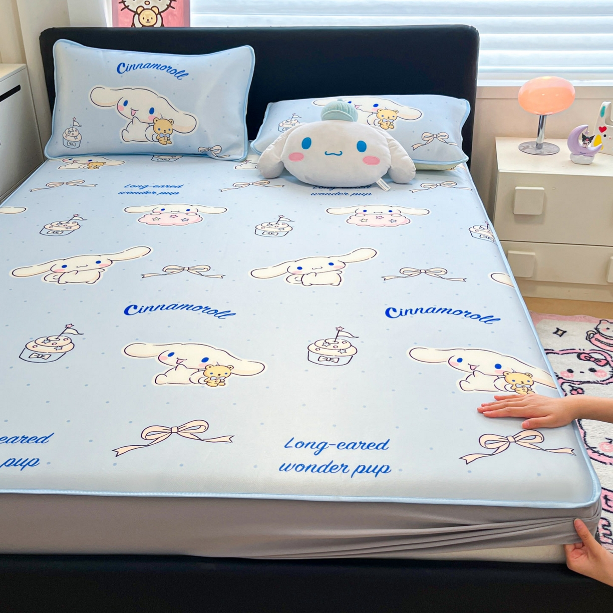 91家纺网 家纺一手货源 找家纺 暮思家居 2026新款三丽鸥正版授权数码印花A类可机洗1200D冰丝凉席三件套平铺款系列 平铺款-点点玉桂狗