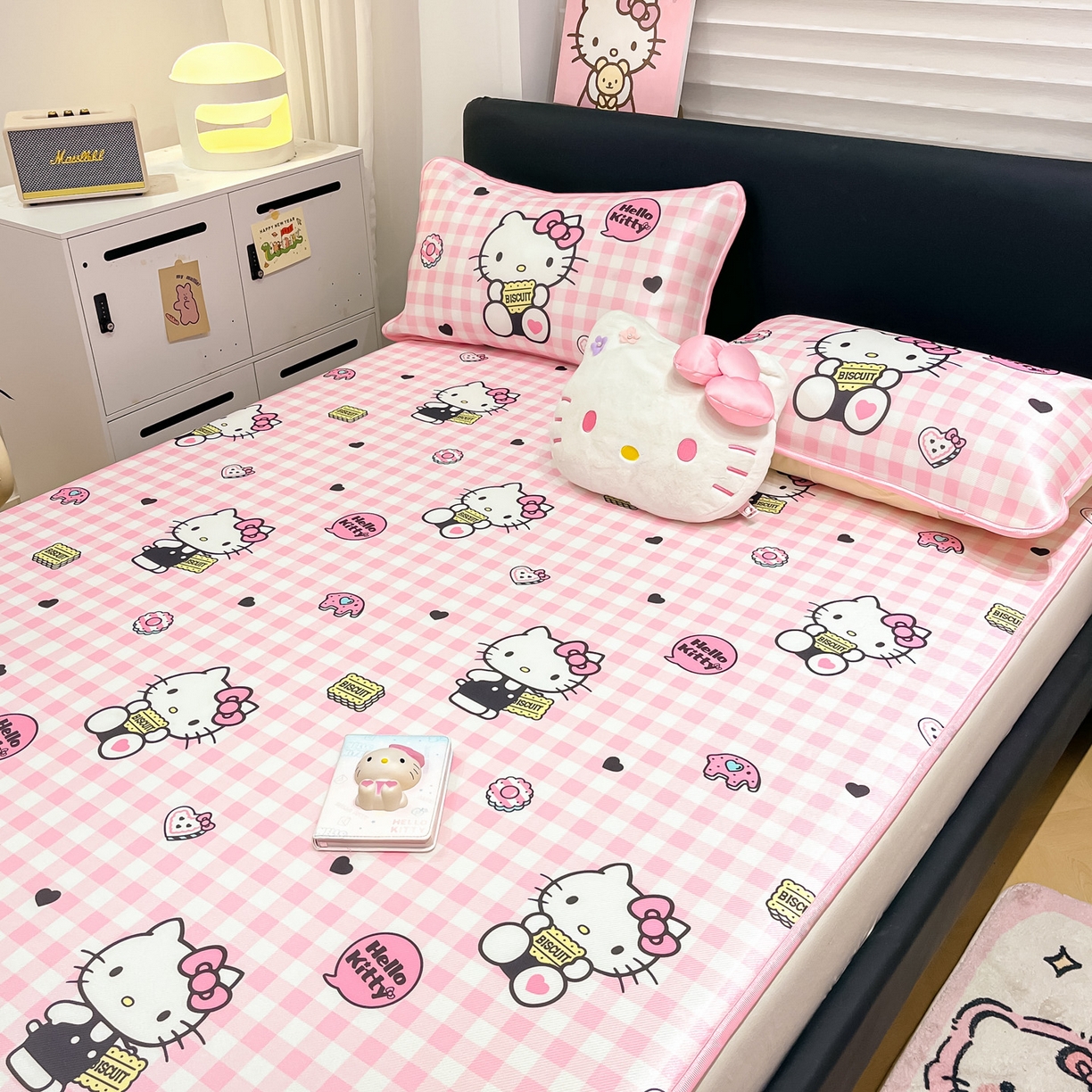 91家纺网 家纺一手货源 找家纺 暮思家居 2026新款三丽鸥正版授权数码印花A类可机洗1200D冰丝凉席三件套平铺款系列 平铺款-粉格KT