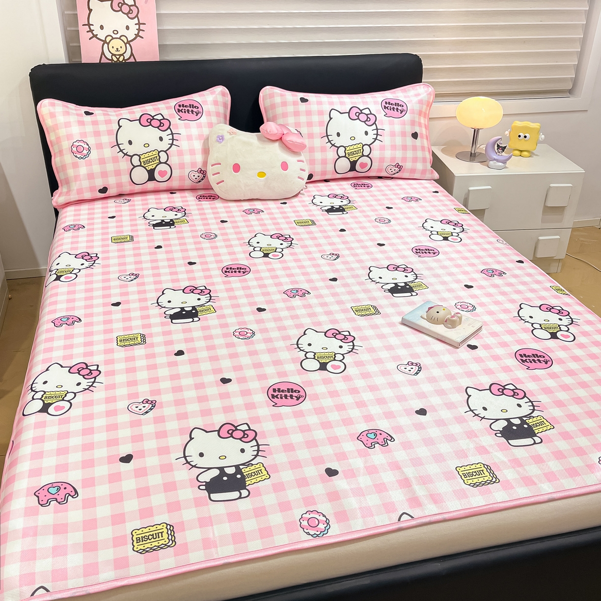 91家纺网 家纺一手货源 找家纺 暮思家居 2026新款三丽鸥正版授权数码印花A类可机洗1200D冰丝凉席三件套平铺款系列 平铺款-粉格KT