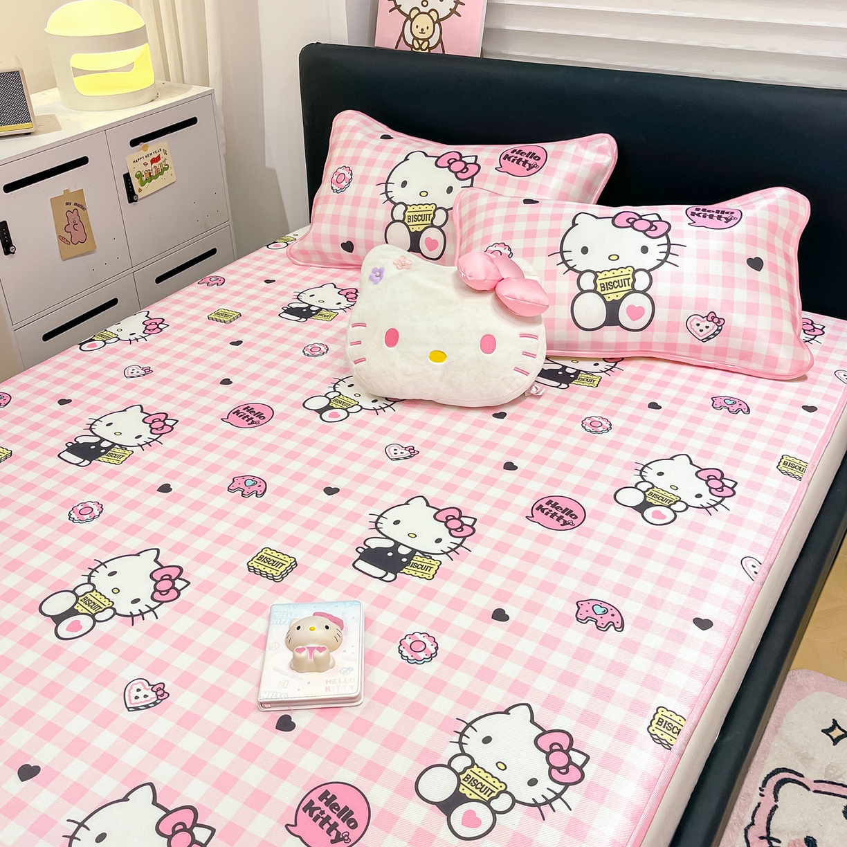 91家纺网 家纺一手货源 找家纺 暮思家居 2026新款三丽鸥正版授权数码印花A类可机洗1200D冰丝凉席三件套平铺款系列 平铺款-粉格KT