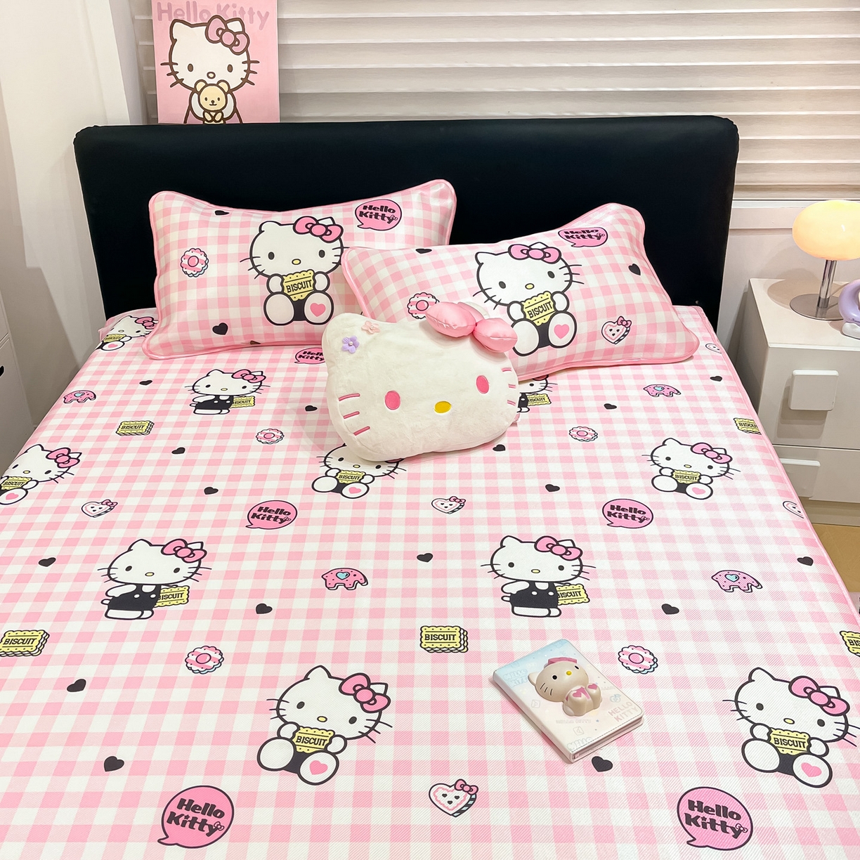 91家纺网 家纺一手货源 找家纺 暮思家居 2026新款三丽鸥正版授权数码印花A类可机洗1200D冰丝凉席三件套平铺款系列 平铺款-粉格KT