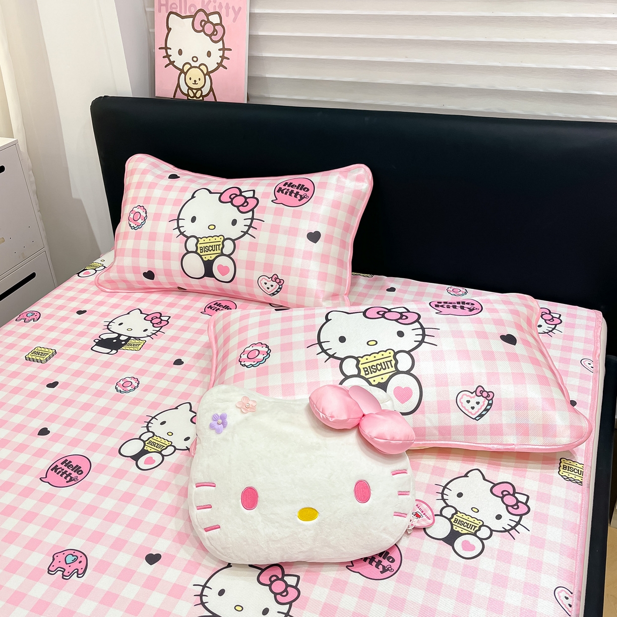 91家纺网 家纺一手货源 找家纺 暮思家居 2026新款三丽鸥正版授权数码印花A类可机洗1200D冰丝凉席三件套平铺款系列 平铺款-粉格KT