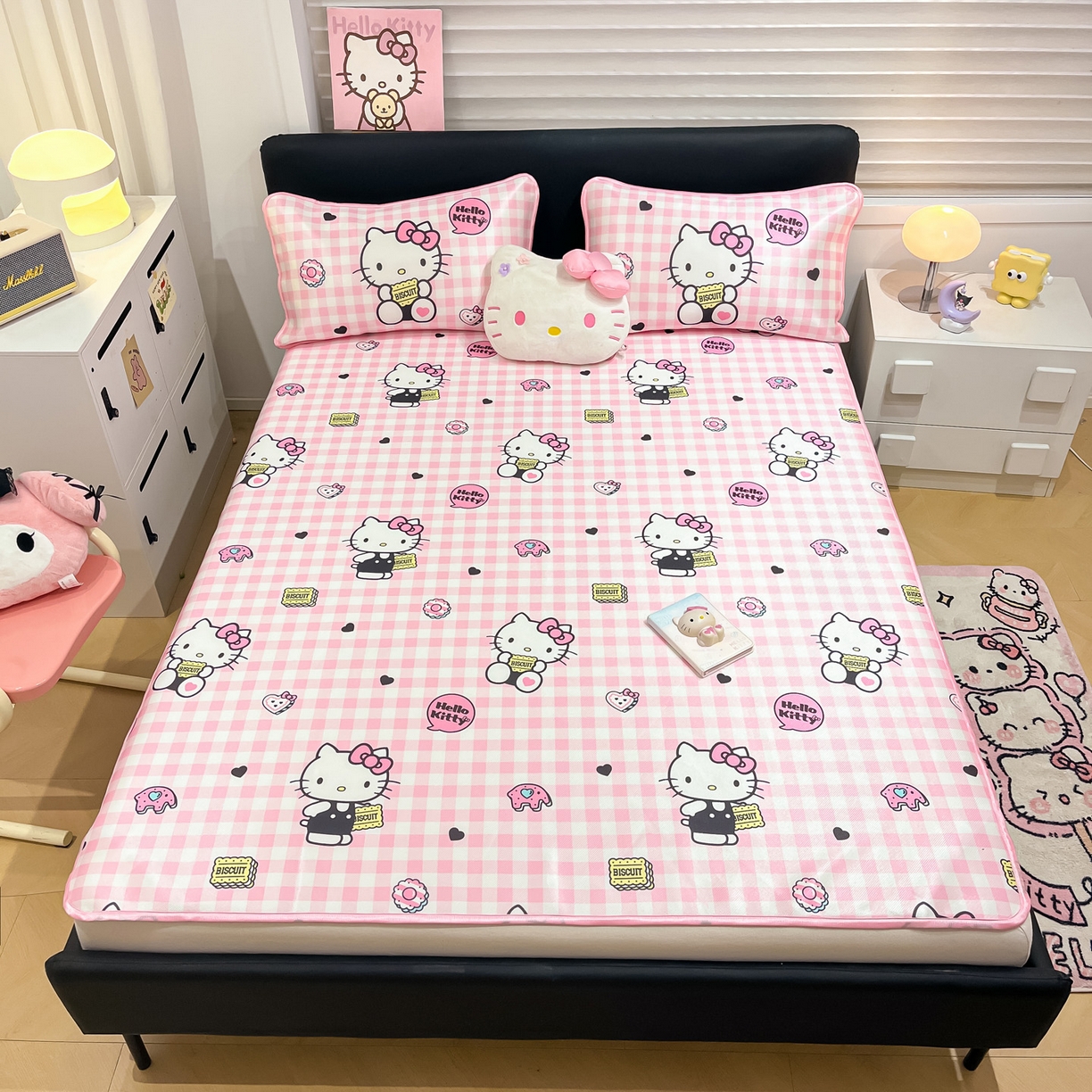 91家纺网 家纺一手货源 找家纺 暮思家居 2026新款三丽鸥正版授权数码印花A类可机洗1200D冰丝凉席三件套平铺款系列 平铺款-粉格KT