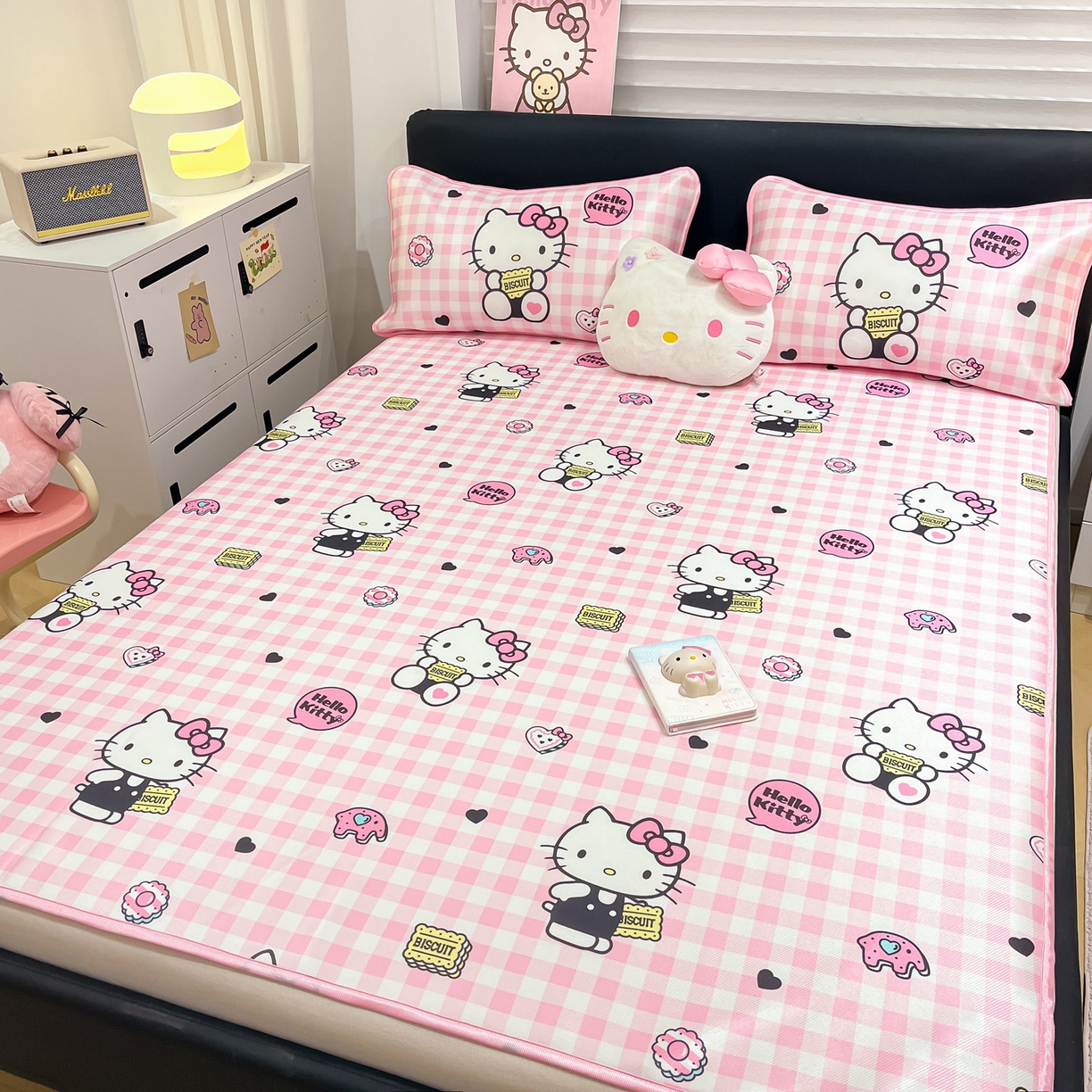 91家纺网 家纺一手货源 找家纺 暮思家居 2026新款三丽鸥正版授权数码印花A类可机洗1200D冰丝凉席三件套平铺款系列 平铺款-粉格KT