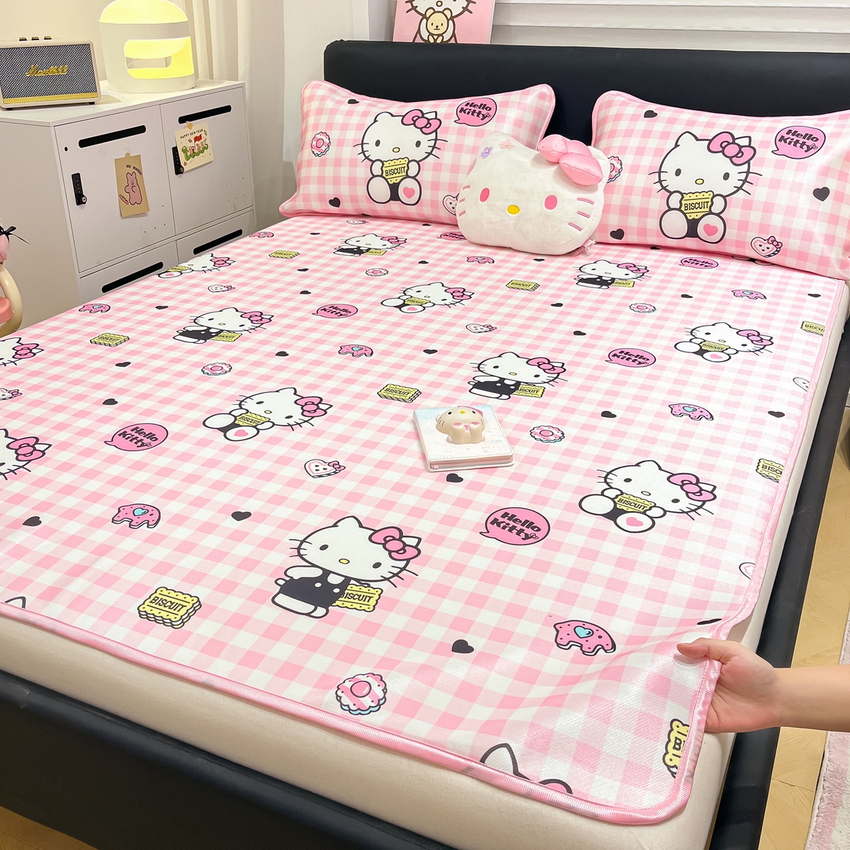 91家纺网 家纺一手货源 找家纺 暮思家居 2026新款三丽鸥正版授权数码印花A类可机洗1200D冰丝凉席三件套平铺款系列 平铺款-粉格KT