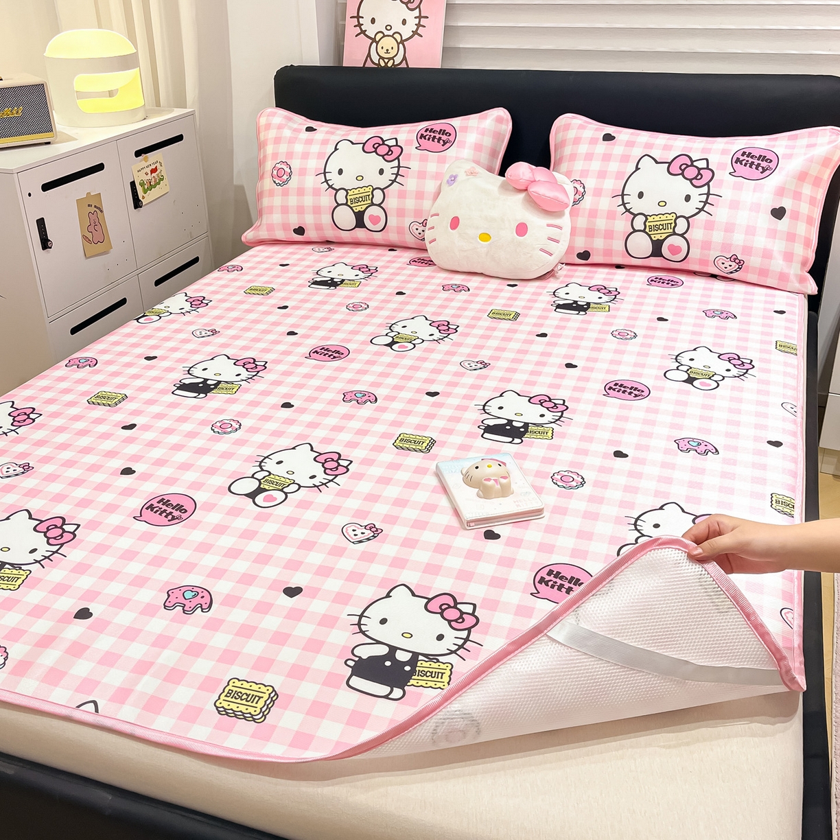 91家纺网 家纺一手货源 找家纺 暮思家居 2026新款三丽鸥正版授权数码印花A类可机洗1200D冰丝凉席三件套平铺款系列 平铺款-粉格KT