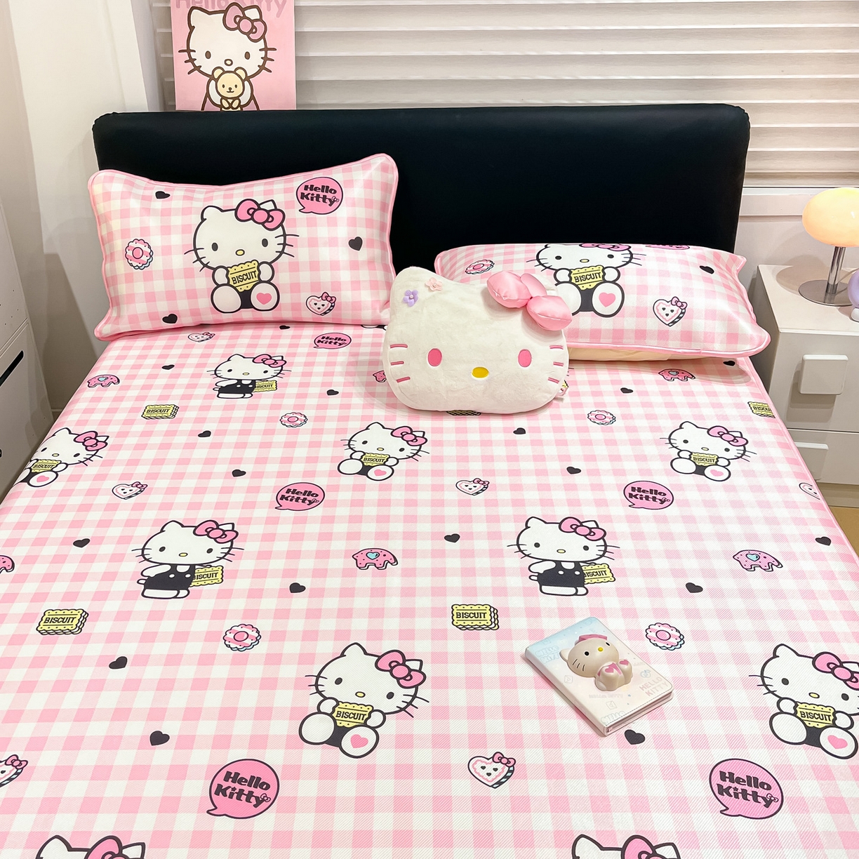 91家纺网 家纺一手货源 找家纺 暮思家居 2026新款三丽鸥正版授权数码印花A类可机洗1200D冰丝凉席三件套平铺款系列 平铺款-粉格KT