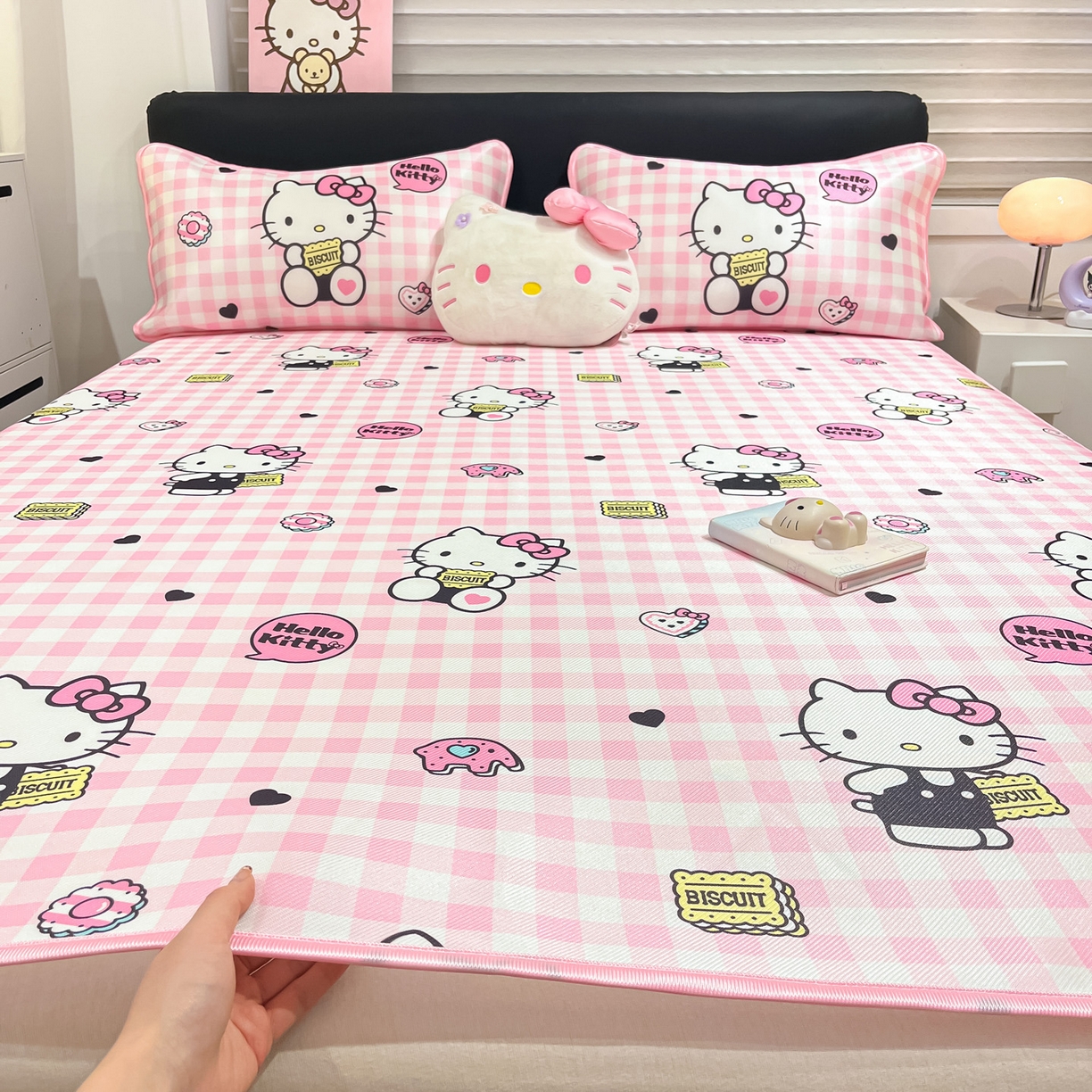 91家纺网 家纺一手货源 找家纺 暮思家居 2026新款三丽鸥正版授权数码印花A类可机洗1200D冰丝凉席三件套平铺款系列 平铺款-粉格KT