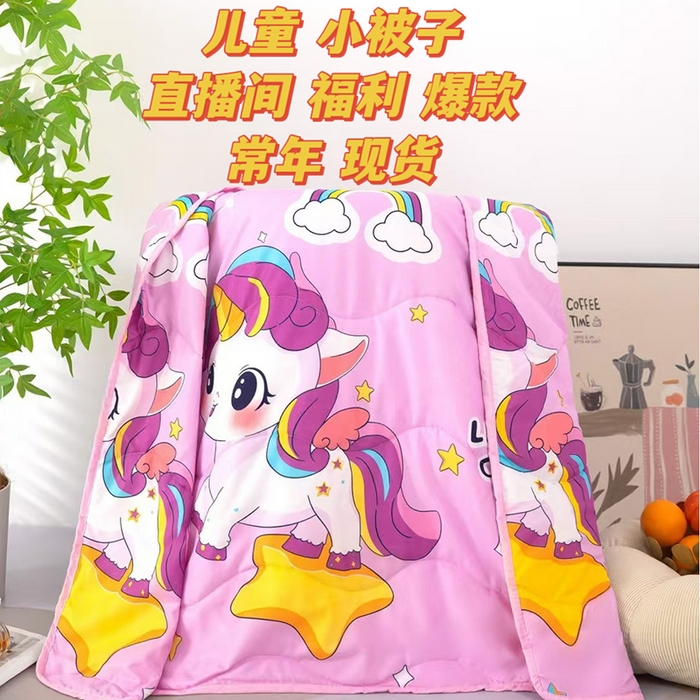 91家纺网 家纺一手货源 找家纺 才森家纺 2026新款亲肤卡通儿童夏被儿童被礼品被赠品直播间热款夏凉被小被子 木马
