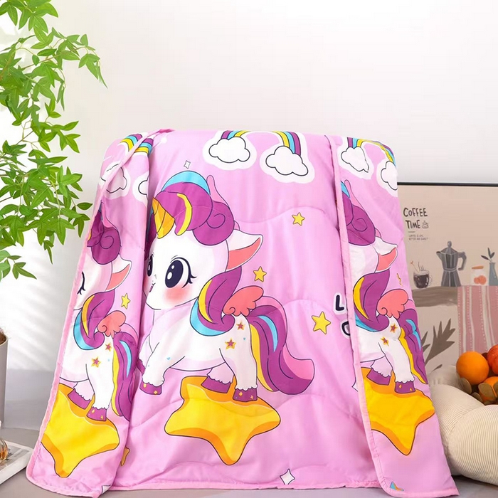 91家纺网 家纺一手货源 找家纺 才森家纺 2026新款亲肤卡通儿童夏被儿童被礼品被赠品直播间热款夏凉被小被子 木马