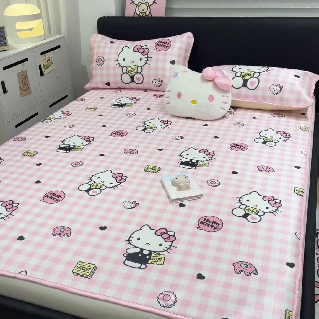 91家纺网 家纺一手货源 找家纺 暮思家居 2026新款三丽鸥正版授权数码印花A类可机洗1200D冰丝凉席三件套平铺款系列 平铺款-粉格KT