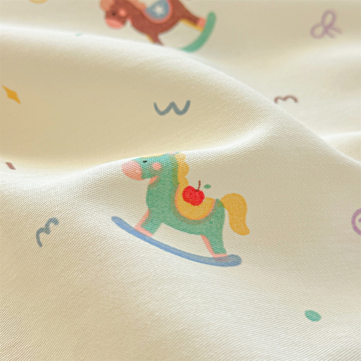 91家纺网 家纺一手货源 找家纺 优眠坊 2026春夏新款全棉印花卡通单床笠 彩虹木马