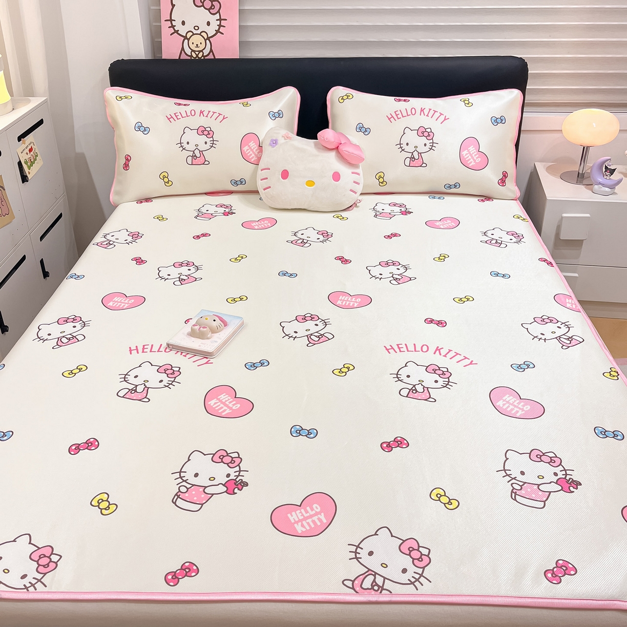 91家纺网 家纺一手货源 找家纺 暮思家居 2026新款三丽鸥正版授权数码印花A类可机洗1200D冰丝凉席三件套平铺款系列 平铺款-公主KT