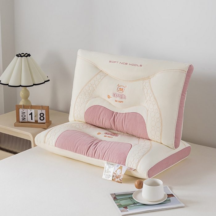 91家纺网 家纺一手货源 找家纺 爱来伊家纺 2026新款羊绒蛋白枕枕头枕芯 羊绒蛋白按摩枕-粉