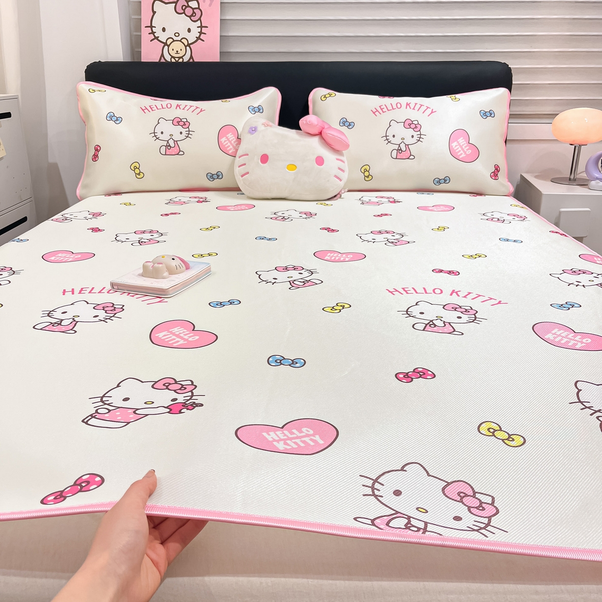 91家纺网 家纺一手货源 找家纺 暮思家居 2026新款三丽鸥正版授权数码印花A类可机洗1200D冰丝凉席三件套平铺款系列 平铺款-公主KT