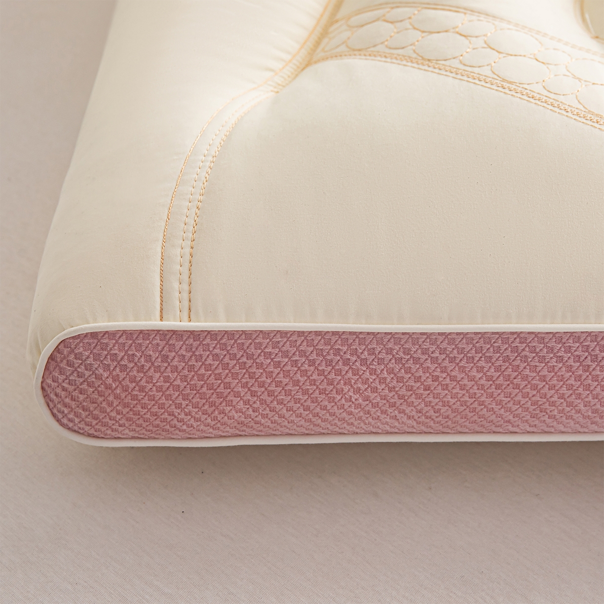 91家纺网 家纺一手货源 找家纺 爱来伊家纺 2026新款羊绒蛋白枕枕头枕芯 羊绒蛋白按摩枕-粉