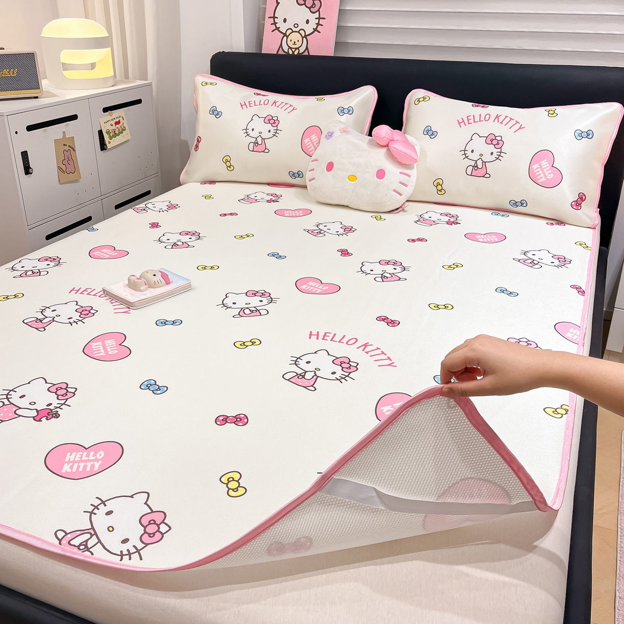 91家纺网 家纺一手货源 找家纺 暮思家居 2026新款三丽鸥正版授权数码印花A类可机洗1200D冰丝凉席三件套平铺款系列 平铺款-公主KT