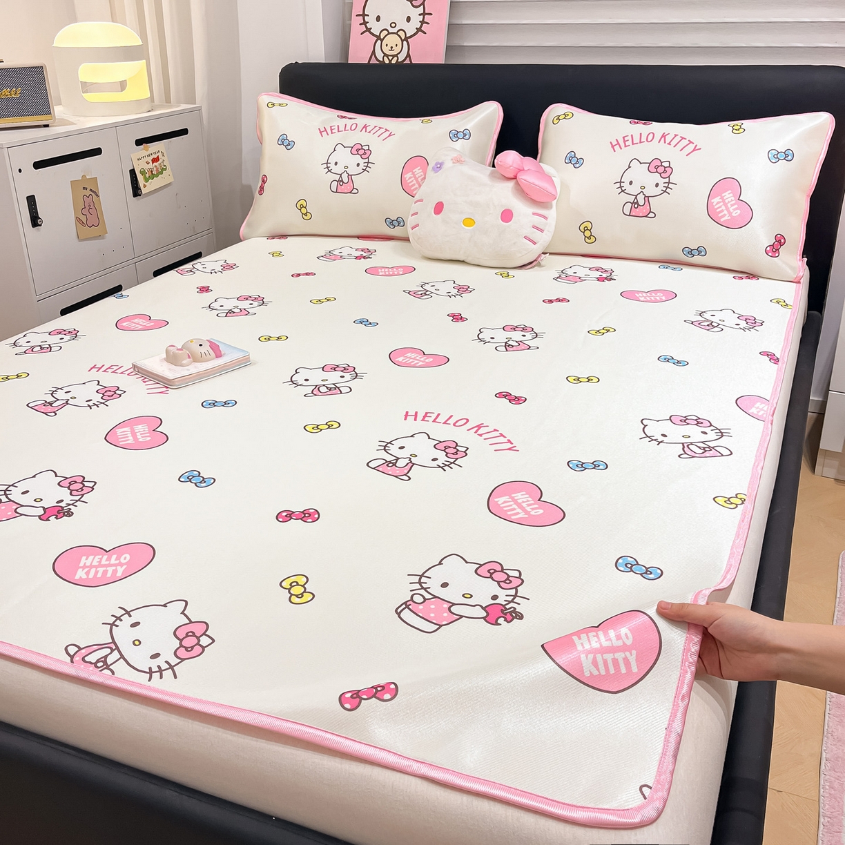 91家纺网 家纺一手货源 找家纺 暮思家居 2026新款三丽鸥正版授权数码印花A类可机洗1200D冰丝凉席三件套平铺款系列 平铺款-公主KT