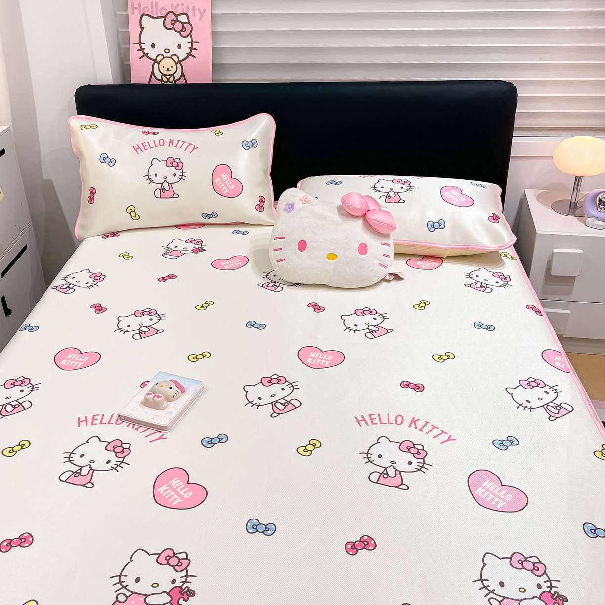 91家纺网 家纺一手货源 找家纺 暮思家居 2026新款三丽鸥正版授权数码印花A类可机洗1200D冰丝凉席三件套平铺款系列 平铺款-公主KT