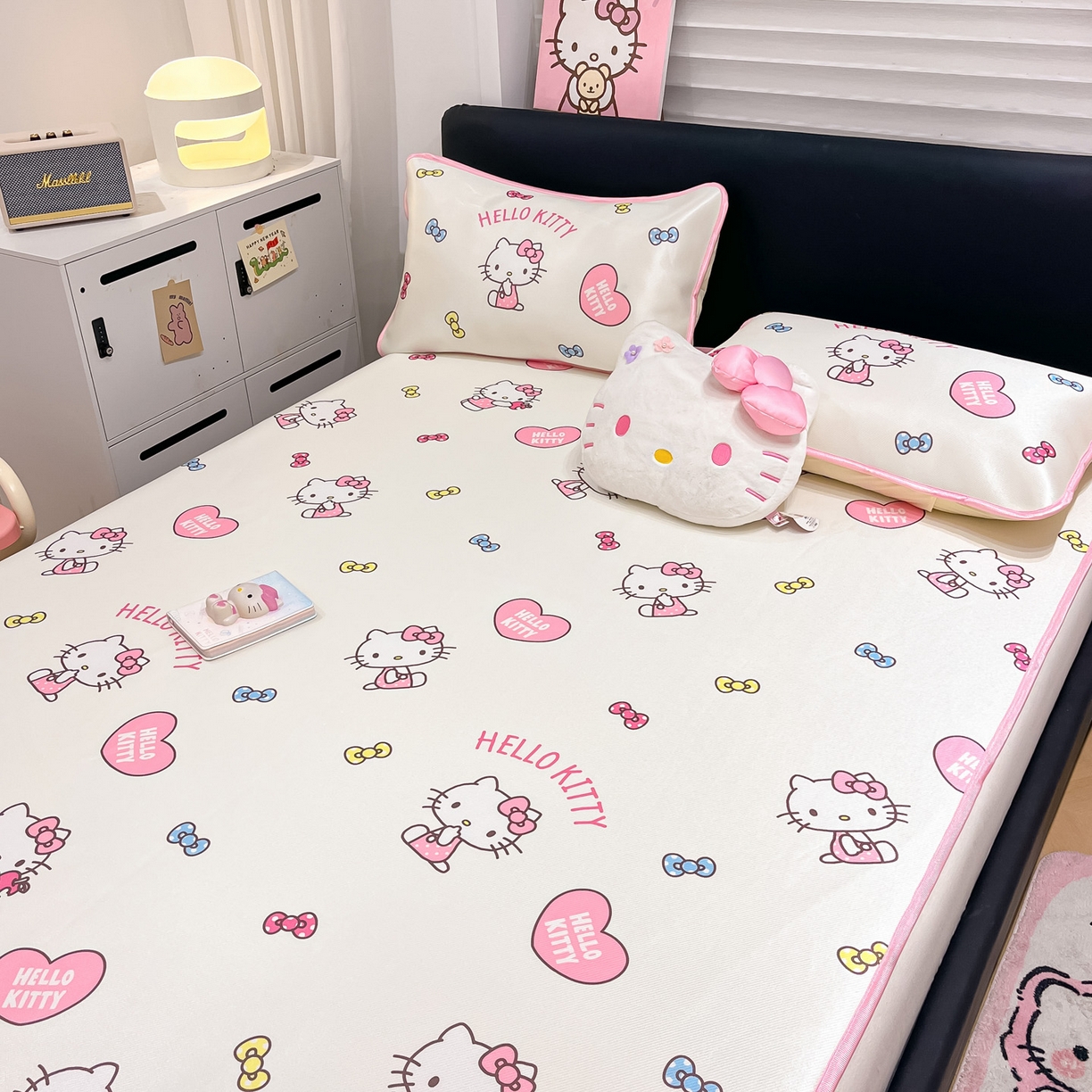 91家纺网 家纺一手货源 找家纺 暮思家居 2026新款三丽鸥正版授权数码印花A类可机洗1200D冰丝凉席三件套平铺款系列 平铺款-公主KT