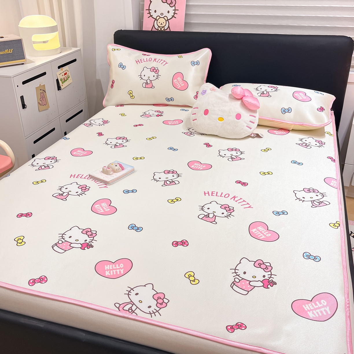 91家纺网 家纺一手货源 找家纺 暮思家居 2026新款三丽鸥正版授权数码印花A类可机洗1200D冰丝凉席三件套平铺款系列 平铺款-公主KT