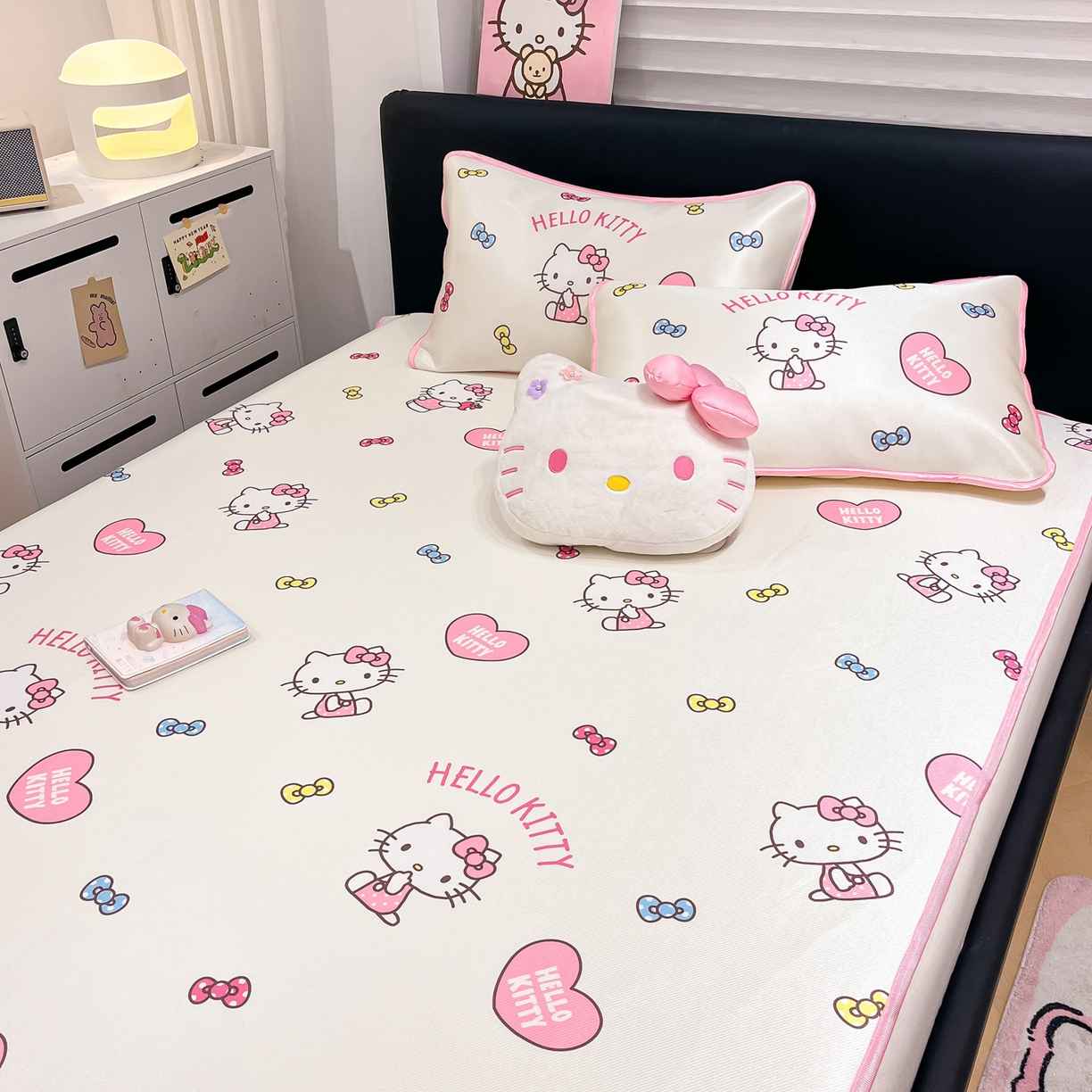 91家纺网 家纺一手货源 找家纺 暮思家居 2026新款三丽鸥正版授权数码印花A类可机洗1200D冰丝凉席三件套平铺款系列 平铺款-公主KT