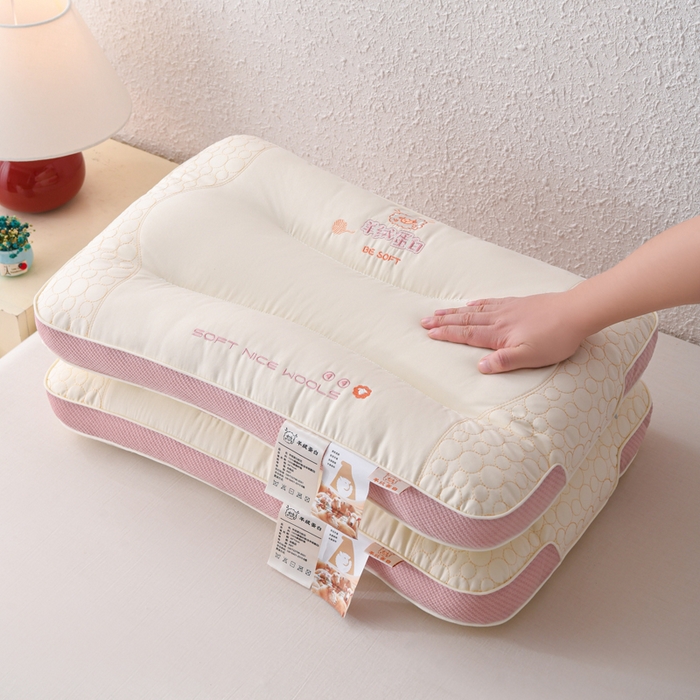 91家纺网 家纺一手货源 找家纺 爱来伊家纺 2026新款羊绒蛋白枕枕头枕芯 羊绒蛋白分区枕-粉