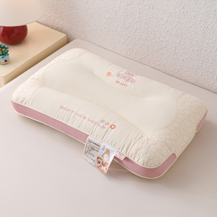 91家纺网 家纺一手货源 找家纺 爱来伊家纺 2026新款羊绒蛋白枕枕头枕芯 羊绒蛋白分区枕-粉