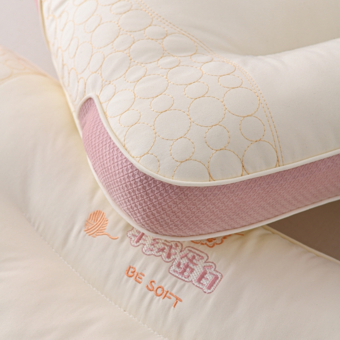 91家纺网 家纺一手货源 找家纺 爱来伊家纺 2026新款羊绒蛋白枕枕头枕芯 羊绒蛋白分区枕-粉