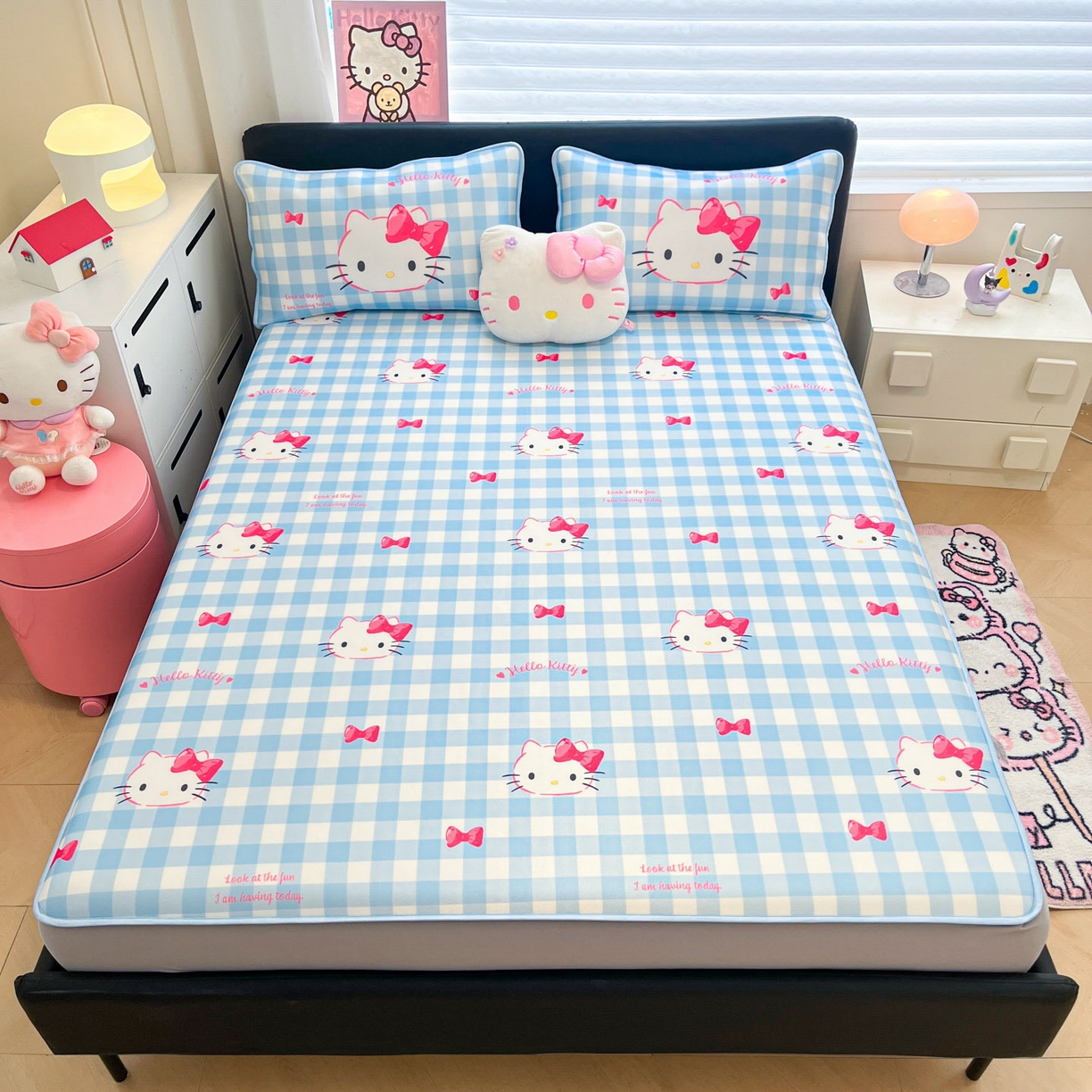 91家纺网 家纺一手货源 找家纺 暮思家居 2026新款三丽鸥正版授权数码印花A类可机洗1200D冰丝凉席三件套平铺款系列 平铺款-乖巧KT