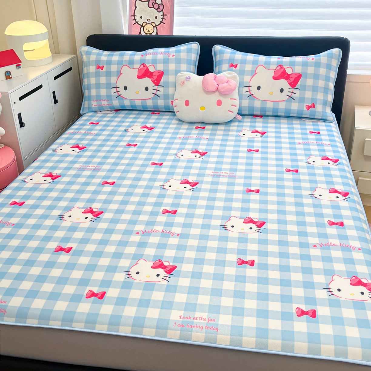 91家纺网 家纺一手货源 找家纺 暮思家居 2026新款三丽鸥正版授权数码印花A类可机洗1200D冰丝凉席三件套平铺款系列 平铺款-乖巧KT