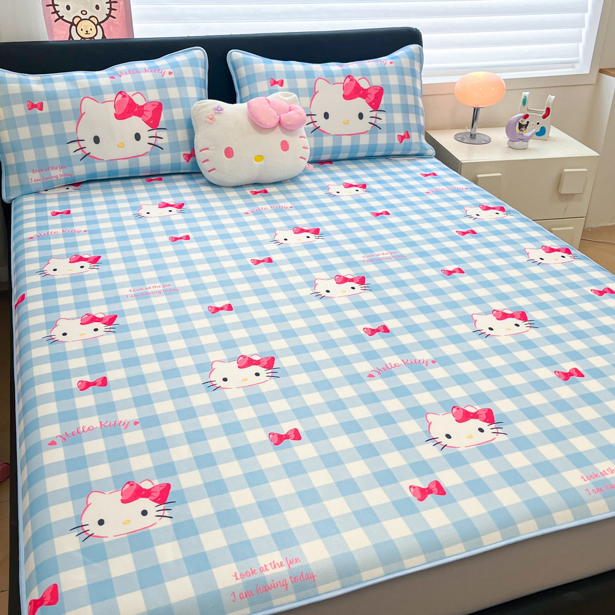 91家纺网 家纺一手货源 找家纺 暮思家居 2026新款三丽鸥正版授权数码印花A类可机洗1200D冰丝凉席三件套平铺款系列 平铺款-乖巧KT