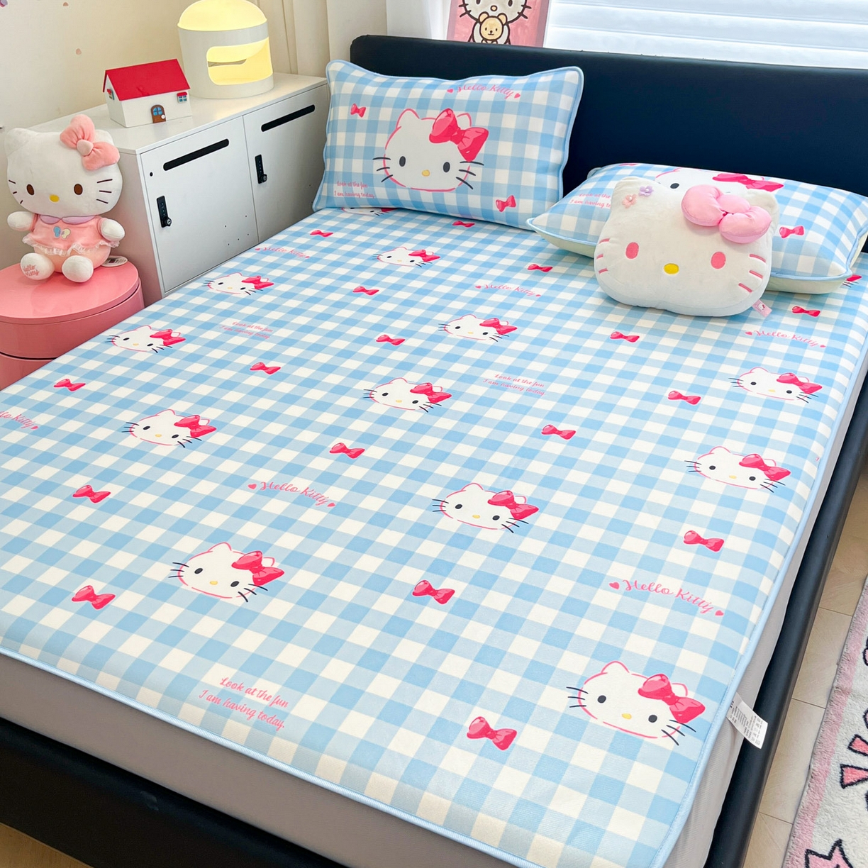 91家纺网 家纺一手货源 找家纺 暮思家居 2026新款三丽鸥正版授权数码印花A类可机洗1200D冰丝凉席三件套平铺款系列 平铺款-乖巧KT