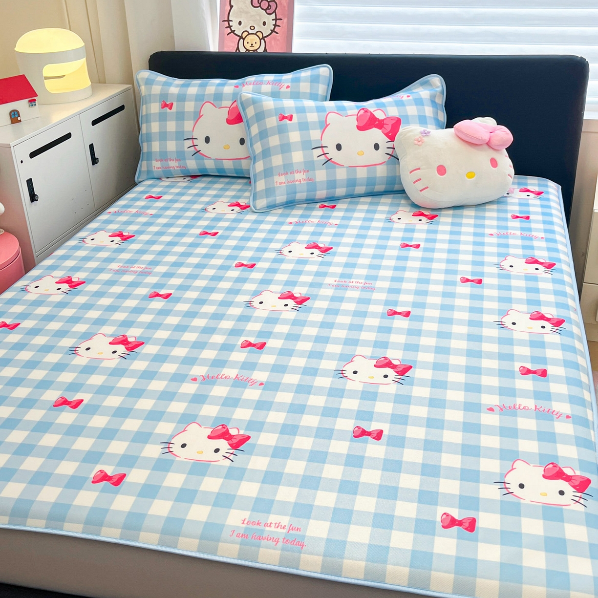 91家纺网 家纺一手货源 找家纺 暮思家居 2026新款三丽鸥正版授权数码印花A类可机洗1200D冰丝凉席三件套平铺款系列 平铺款-乖巧KT