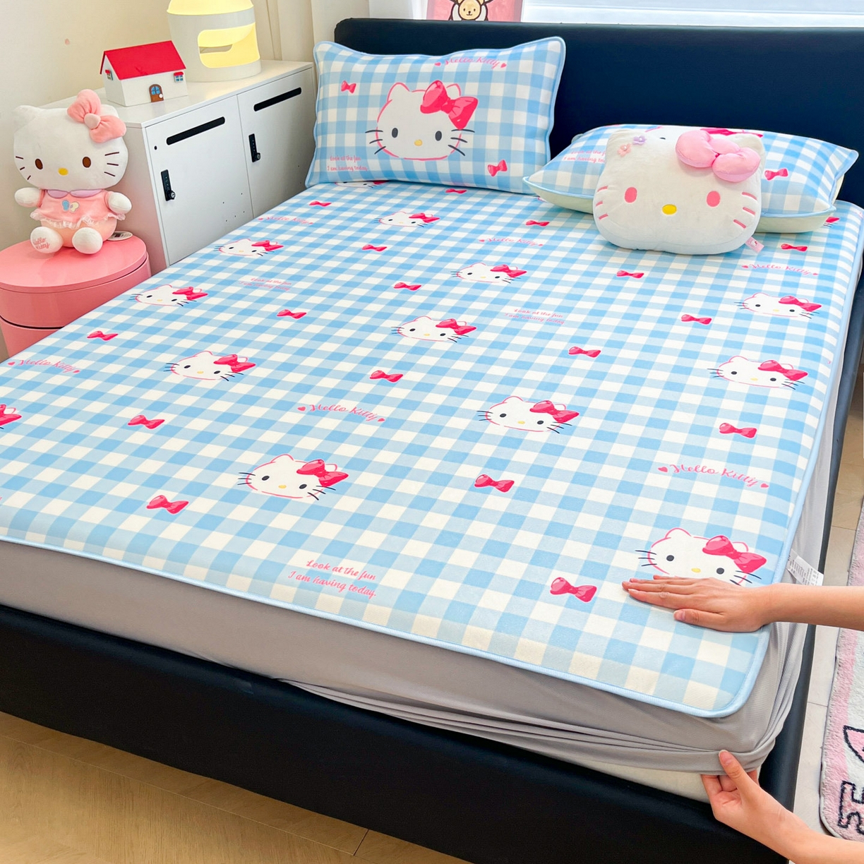 91家纺网 家纺一手货源 找家纺 暮思家居 2026新款三丽鸥正版授权数码印花A类可机洗1200D冰丝凉席三件套平铺款系列 平铺款-乖巧KT