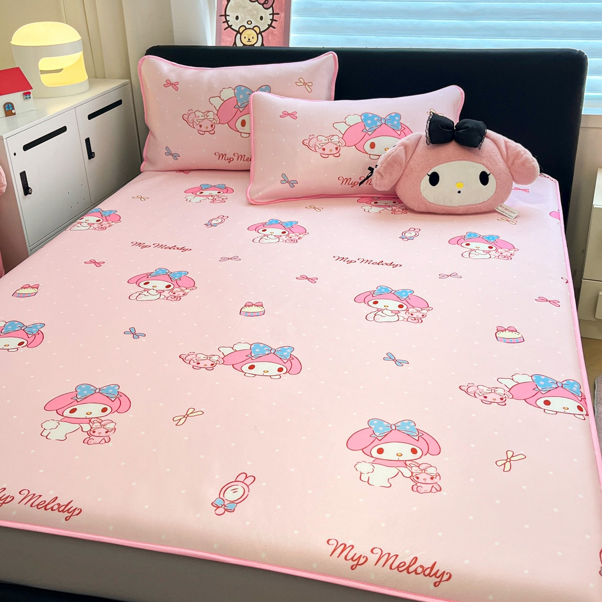 91家纺网 家纺一手货源 找家纺 暮思家居 2026新款三丽鸥正版授权数码印花A类可机洗1200D冰丝凉席三件套平铺款系列 平铺款-蝴蝶结美乐蒂