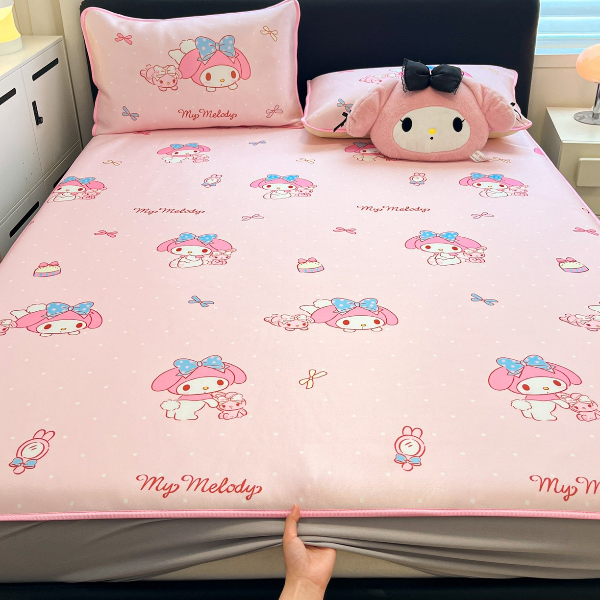 91家纺网 家纺一手货源 找家纺 暮思家居 2026新款三丽鸥正版授权数码印花A类可机洗1200D冰丝凉席三件套平铺款系列 平铺款-蝴蝶结美乐蒂